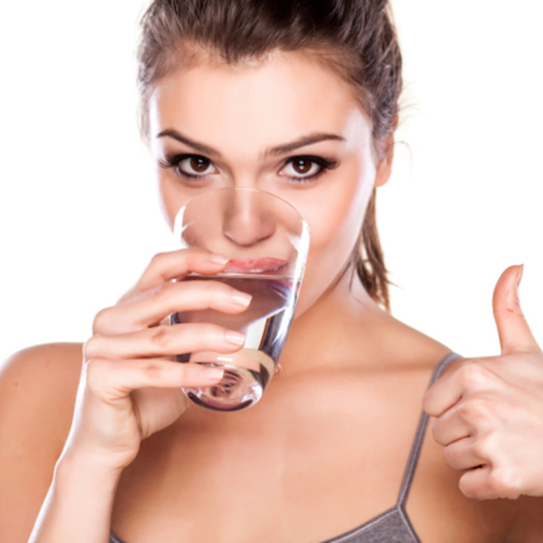 فوائد واضرار الماء الساخن على الريق