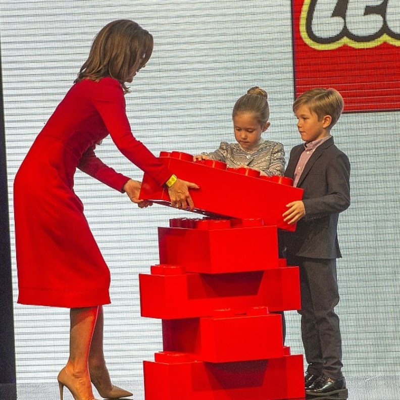 صورة طريفة للأميرة جوزفين أثناء مشاركتها في افتتاح منزل ضخم لألعاب الليجو