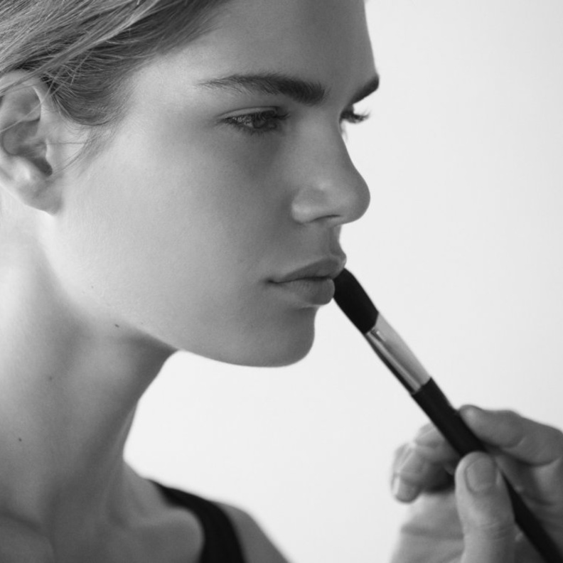 مكياج عرض أزياء Yves Saint Laurent لربيع وصيف 2018 من ابتكار توم بيشو Tom Pecheux