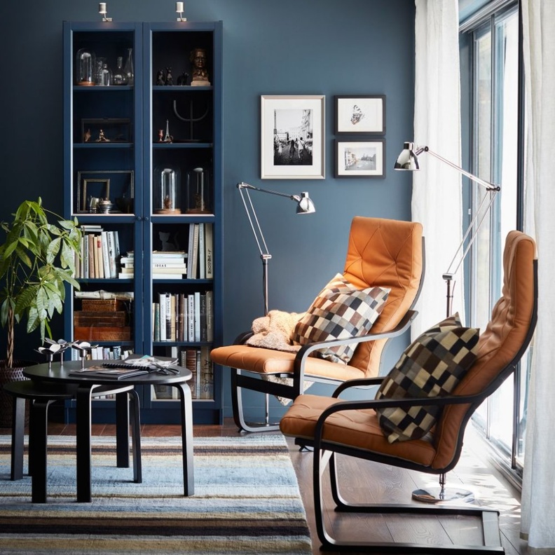 كنب جلدي رائع بجانب المدفأة في غرفة الجلوس.