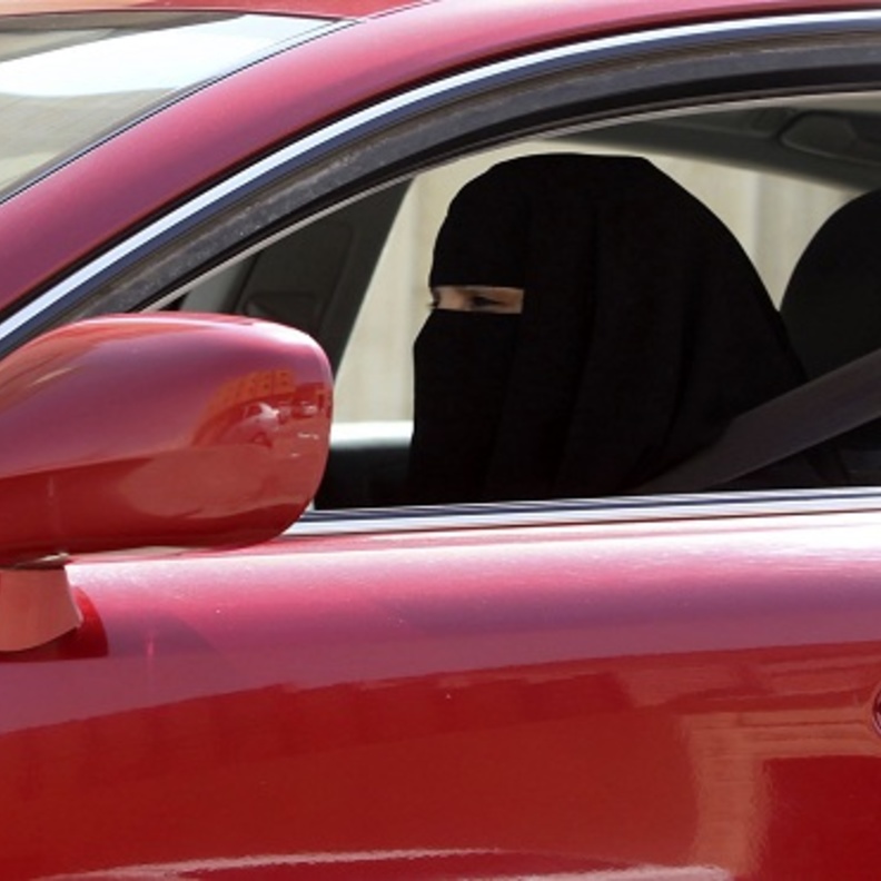 وزارة النقل تمنح السعوديات تراخيص "الأجرة والنقل" خلال 30 يومًا