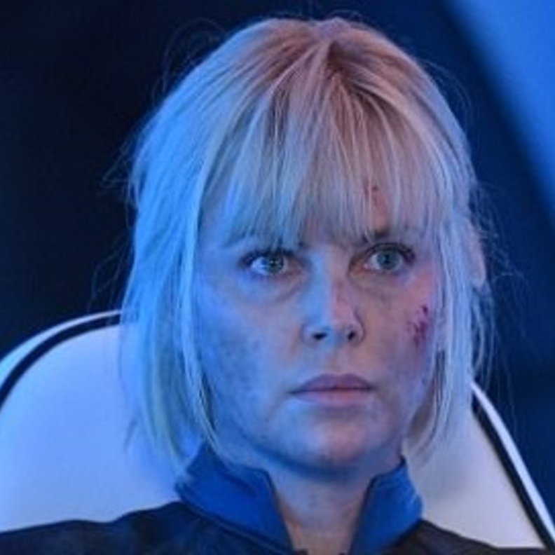 دماء على وجه تشارليز ثيرون