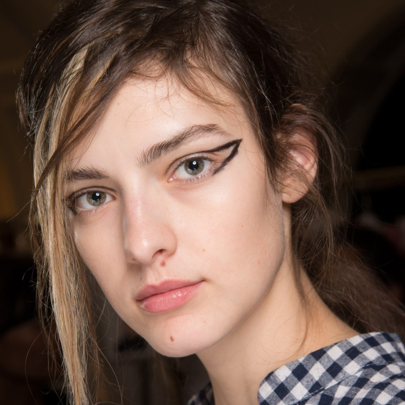 مكياج عيون مع الحبوب البراقة بأسلوب عارضات Dries van Noten