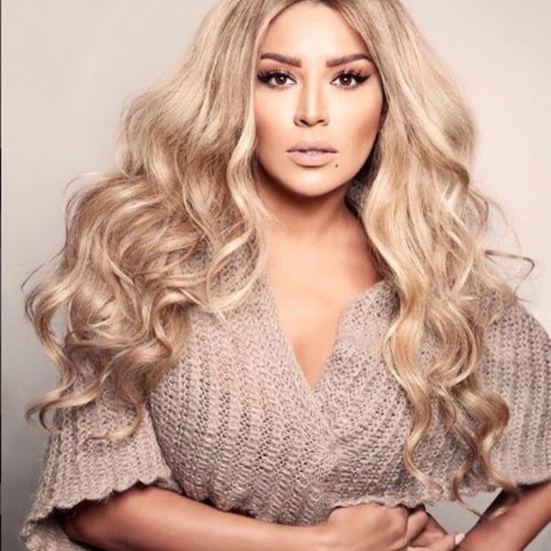 امل بوشوشة تبكي على الهواء بسبب احلام مستغانمي