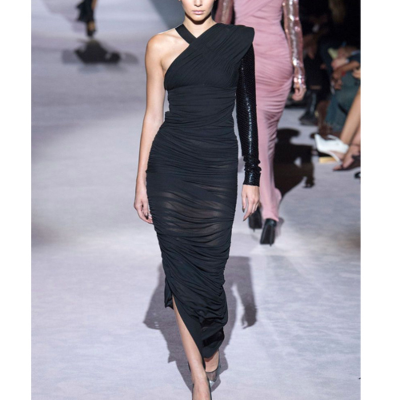 اجمل موديلات فساتين سوداء من اسبوع الموضة في نيويورك
