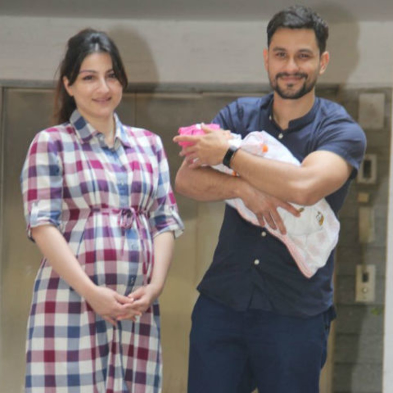 نشرت لطفلة سهى علي خان والممثل كونال خومو بعد يوم واحد فقط من مغادرة سهى وطفلتها للمستشفى