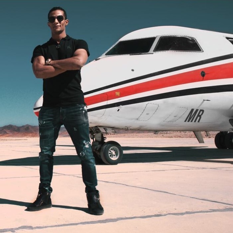 محمد رمضان مع طائرته الخاصة