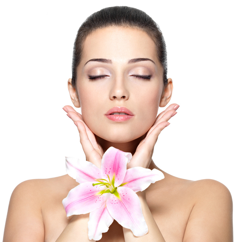 مسح الوجه بقطنة مبللة بماء الورد