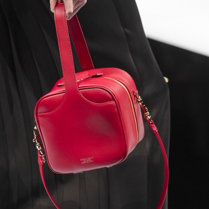 حقائب يد بالوان نيلية مع الفرو