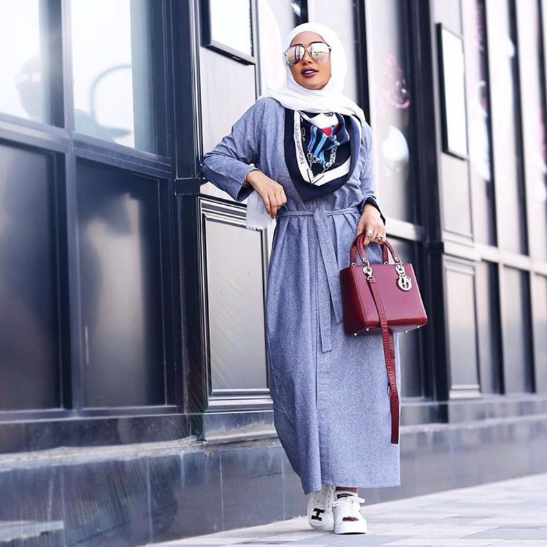 دلال الدوب بإطلالة بيضاء أنيقة