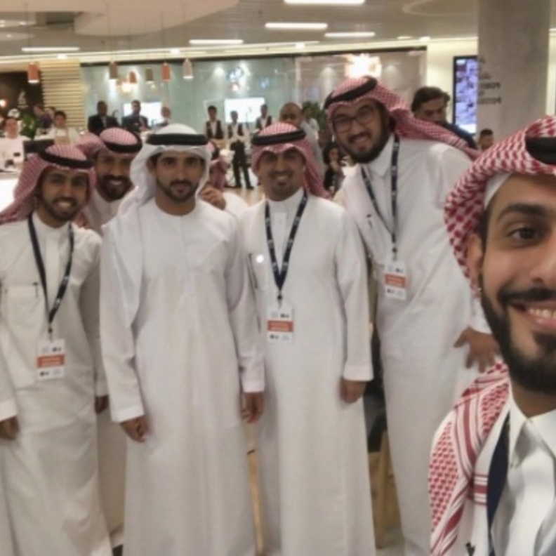 فزاع في سيلفي مع مجموعة شباب سعوديين في سوق مشاريع الشباب العربي 