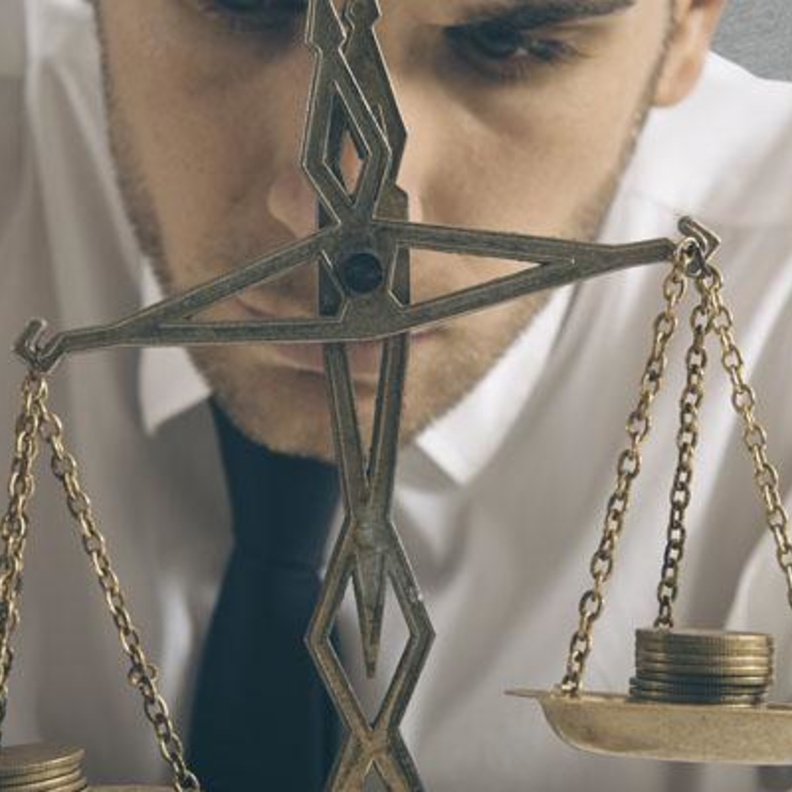 هو شخص رومانسي لكن لا يحبّ الروتين