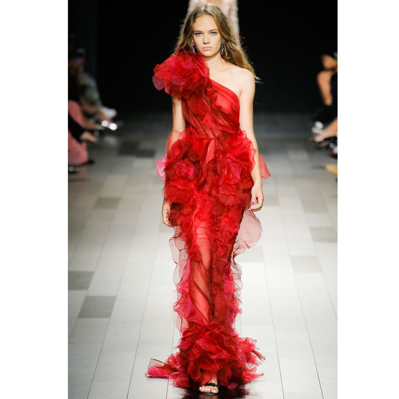 فستان من ماركيزا مزين بالورود