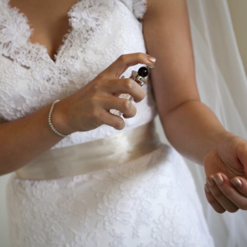 هناك بعض الحيل تساعد في تثبيت العطر