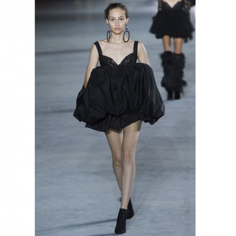 فستان من سان لوران بقماش لماع