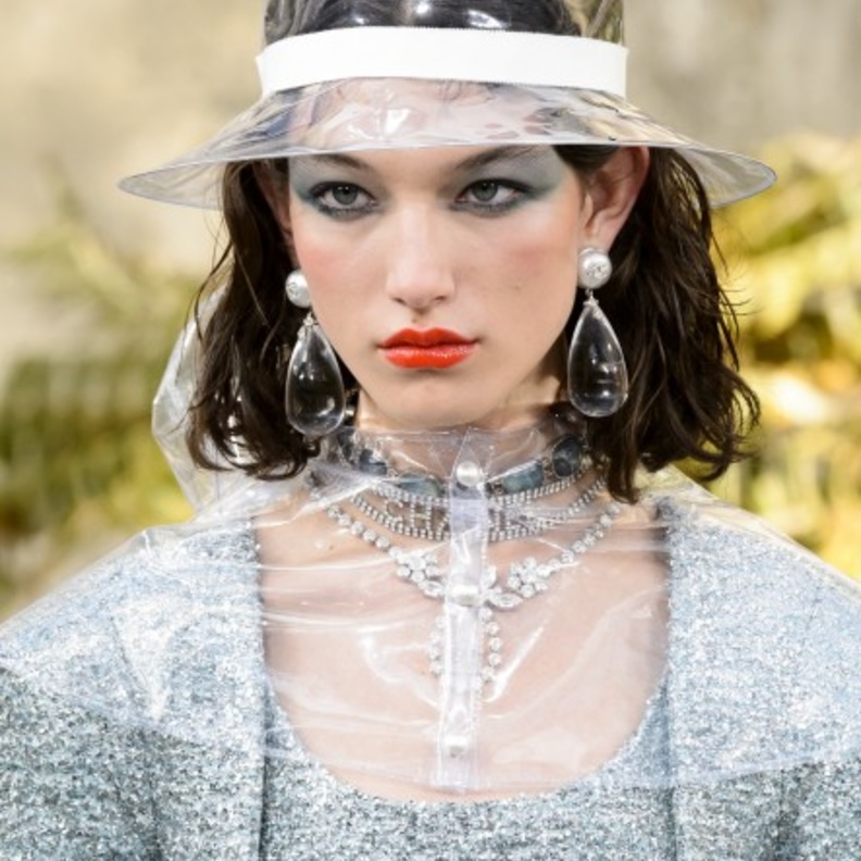 رسمات عيون جريئة وتسريحات شعر مبللة