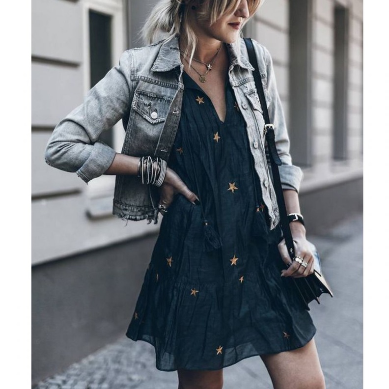 جاكيت جلد شبابي وعصري مزيّن بنقشة النجوم