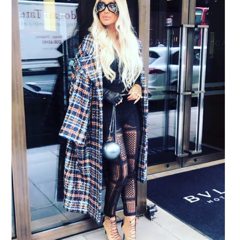 مايا دياب ترتدي موضة المعطف المربع والطويل