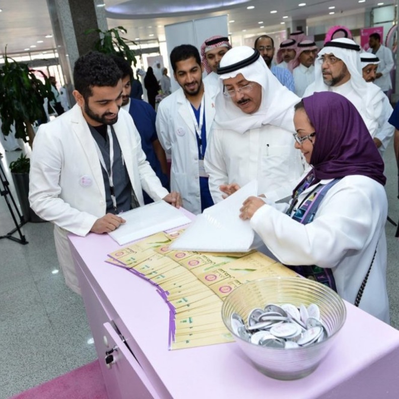 الدكتورة فاطمة الملحم ترعى حملات الكشف المبكر لسرطان الثدي