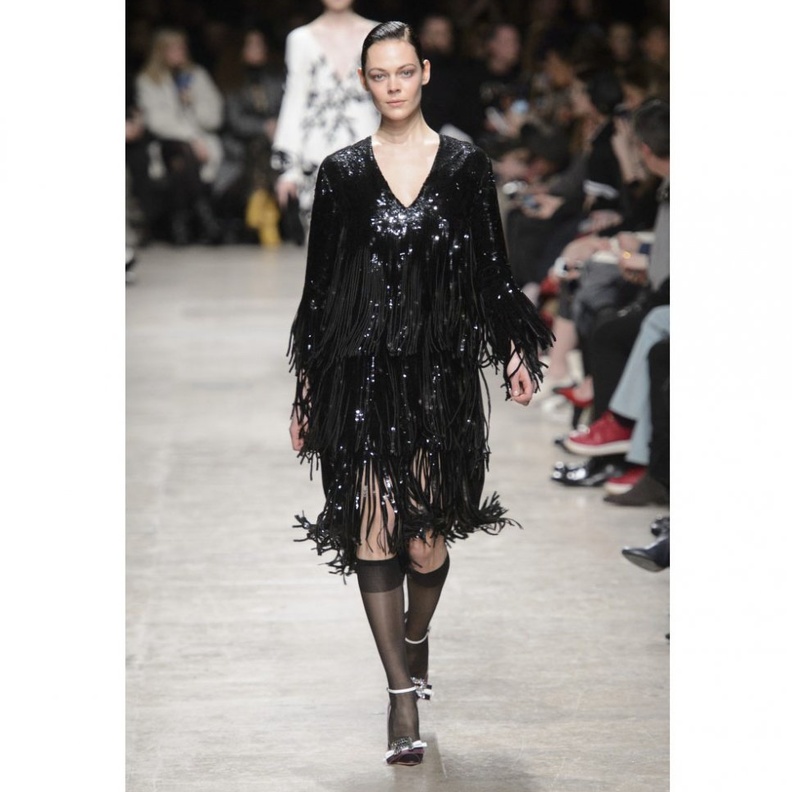 موديلات فساتين سهرة مع الكشكش بأسلوب يخفي الترهلات من Saint Laurent