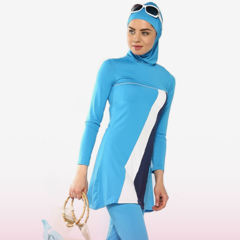 جمال اللون الازرق لثياب السباحة.