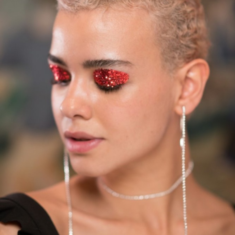 رسمات عيون براقة مع الغلوس في عرض Jour Ne