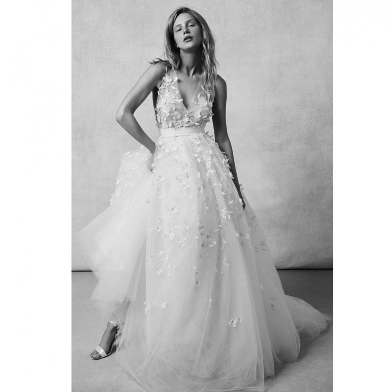 فساتين زفاف مع نقشات الورود المزخرفة من مجموعة Gracy Accad لخريف 2018