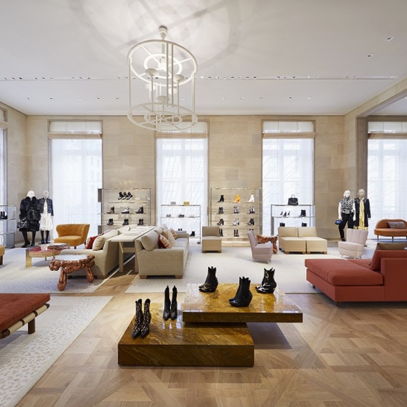 في الطابق الأول توجد ملابس النساء الجاهزة للارتداء والأحذية والاكسسوارات.