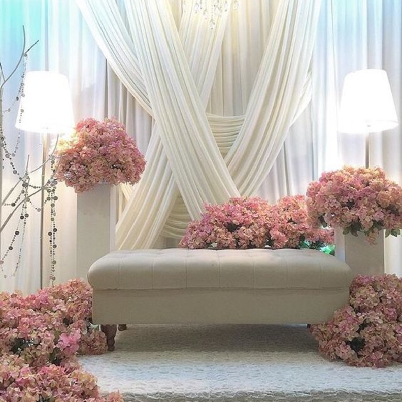 كوشة عصرية فخمة تناسب الاجواء وحفلات الزفاف الخليجية