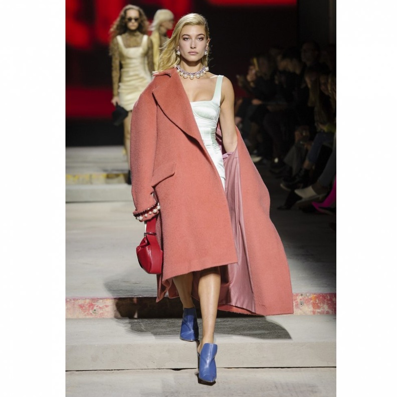 تصميم برّاق من توب شوب للمناسبات مع الأصدقاء.