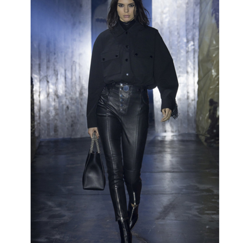 البناطيل الجلدية