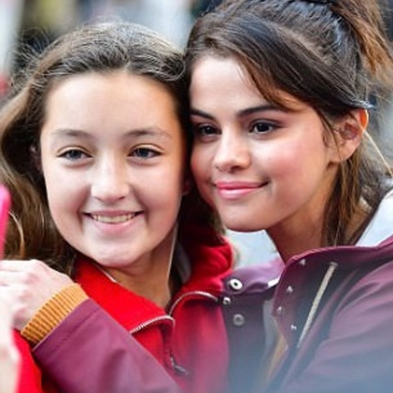 ذات الـ 25 عاماً شوهدت وهي تلتقط أكثر من سيلفي مع فتيات المدارس