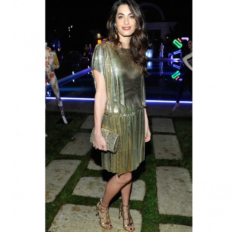 مايا دياب لا تتخلى عن المعاطف الضخمة مع التصاميم السوداء.