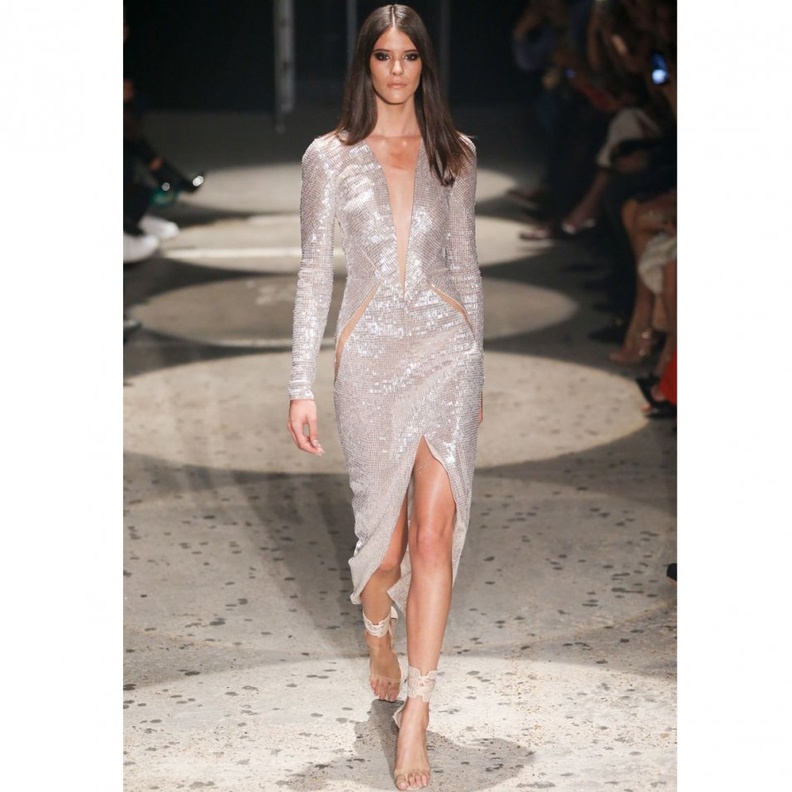 فساتين سهرة باللون الفضي من تصميم جوليان ماكدونلاد