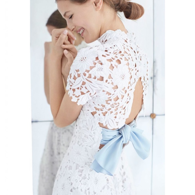 فستان من كارولينا هيريرا.