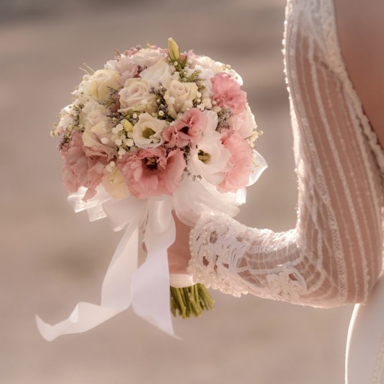 باقة ورد طبيعي للعروس الرومانسية