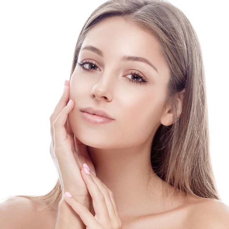 لا تنسي تنظيف بشرتك بالمقشر