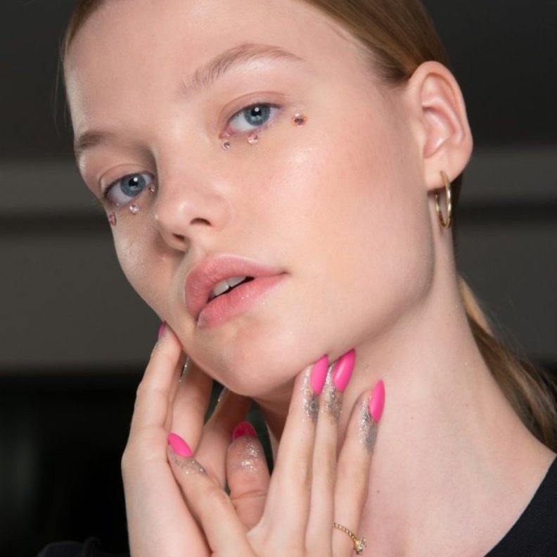 مناكير وردية مع الاظافر الدائرية من دار ‏Jeremy Scott