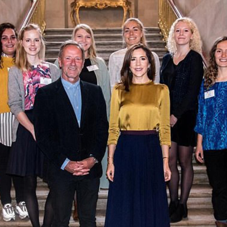 الأميرة ماري في إطلالة ذهبية في قصر أمالينبورغ