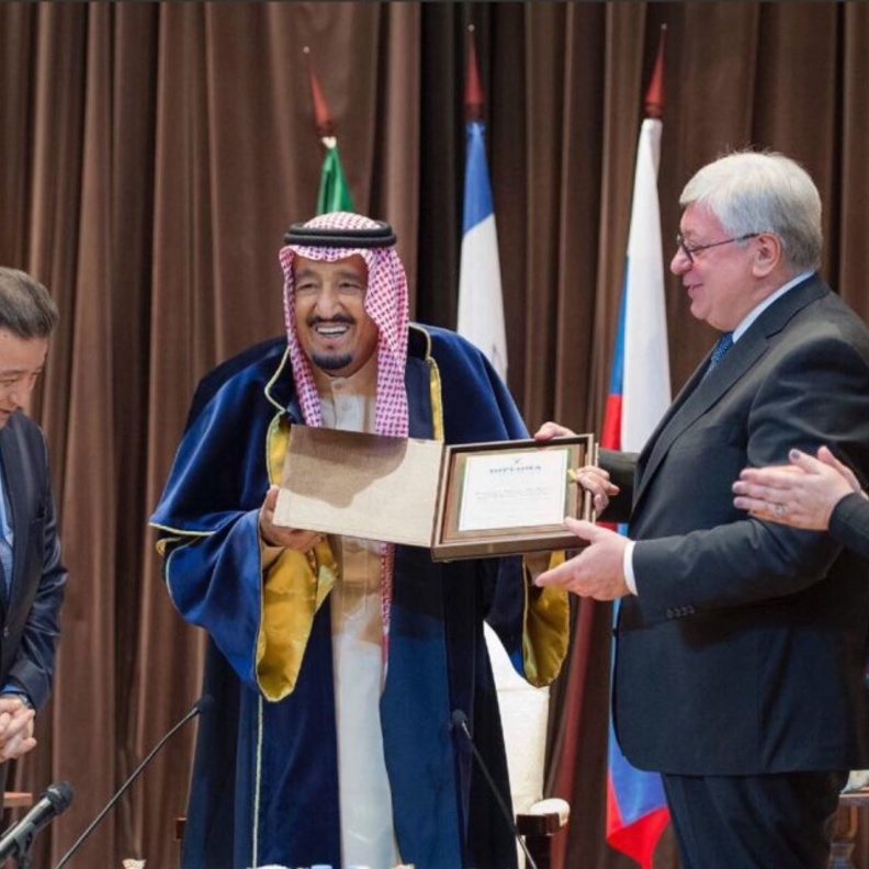 الملك سلمان يتناول الشاي الروسي .