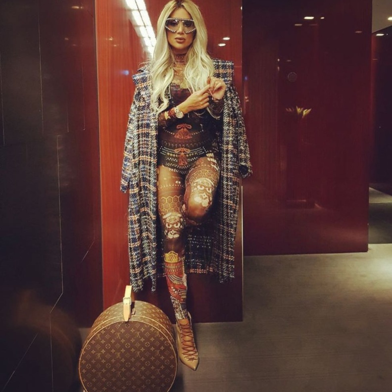 مايا دياب تعرض شنطة كبيرة وكلاسيكية