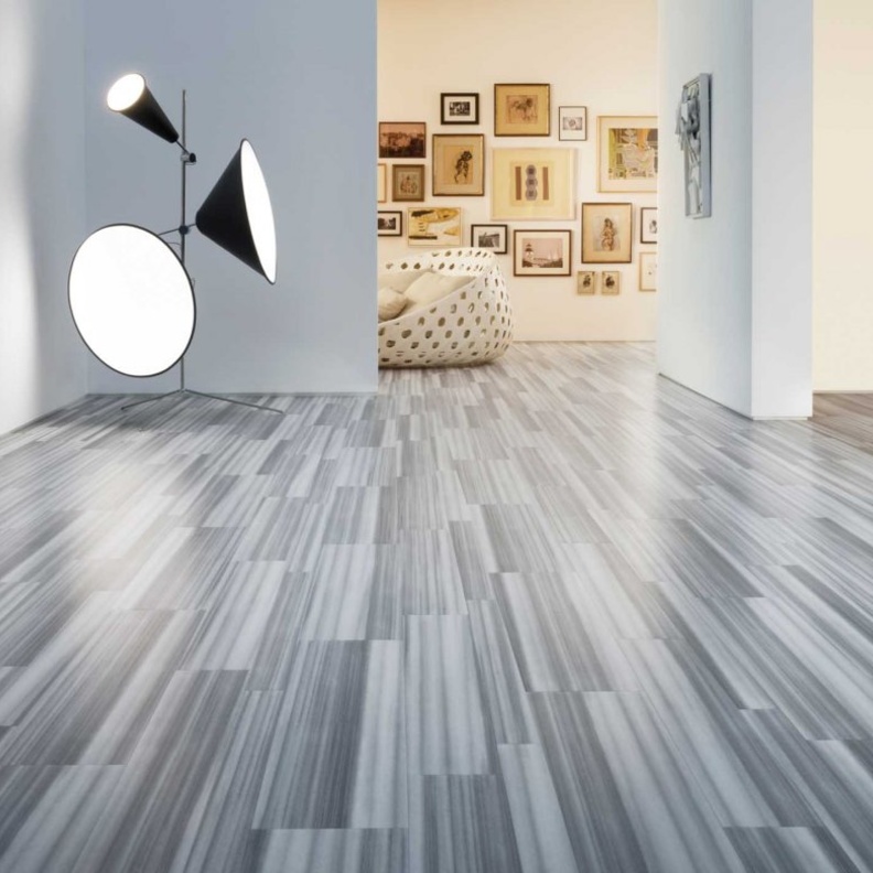 طاولة خشبيه على شكل جذع شجرة لغرف المعيشة .