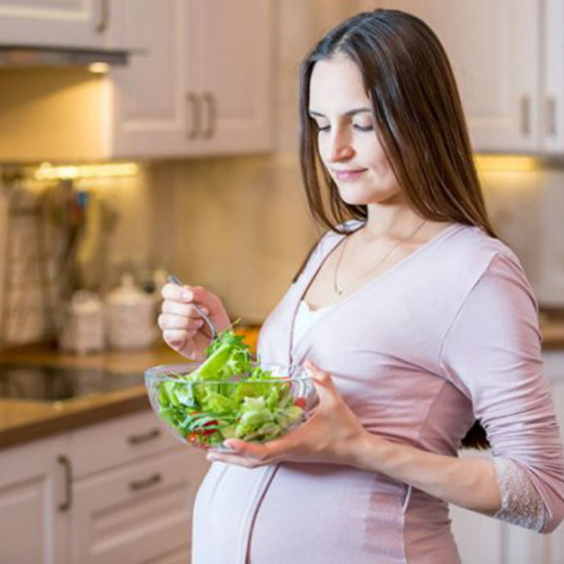 يستعان بالغذاء الصحي لمد جسم الحامل بالفيتامينات الاساسية