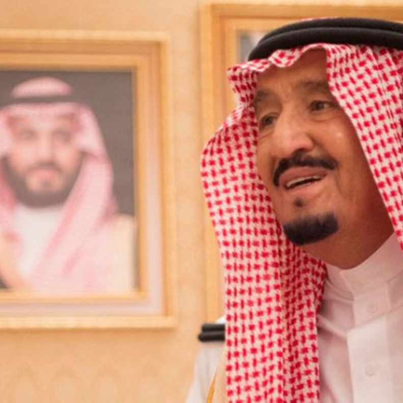 إستقبال حار لخادم الحرمين الشريفين لحظة وصوله إلى أرض الوطن