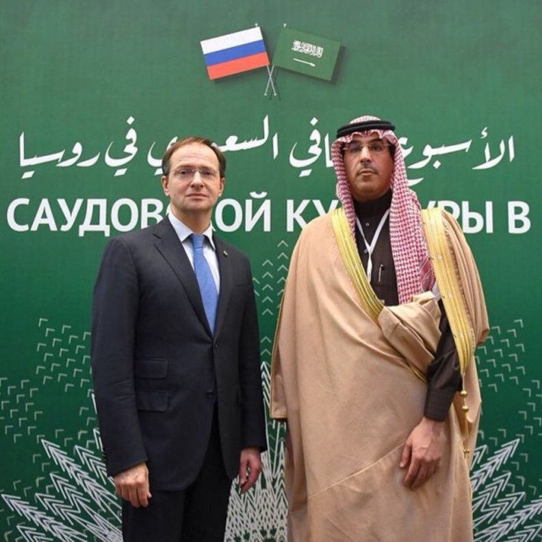 وزير الثقافة والإعلام السعودي عوض العوض ونظيره الروسي