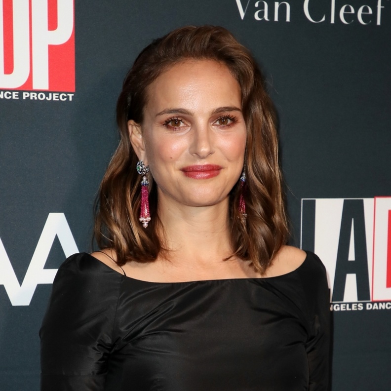 ناتالي بورتمان تتألق بمجوهرات Van Cleef & Arpels