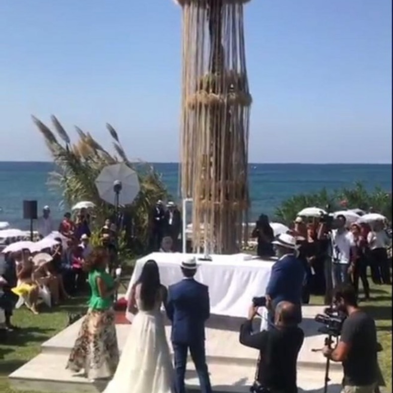 نسرين نصر وعريسها يقطعان قالب الحلوى