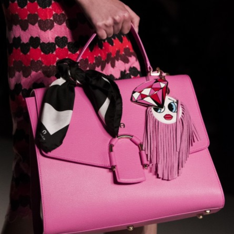 شنطة كبيرة عصرية باللون الوردي من دار Aigner