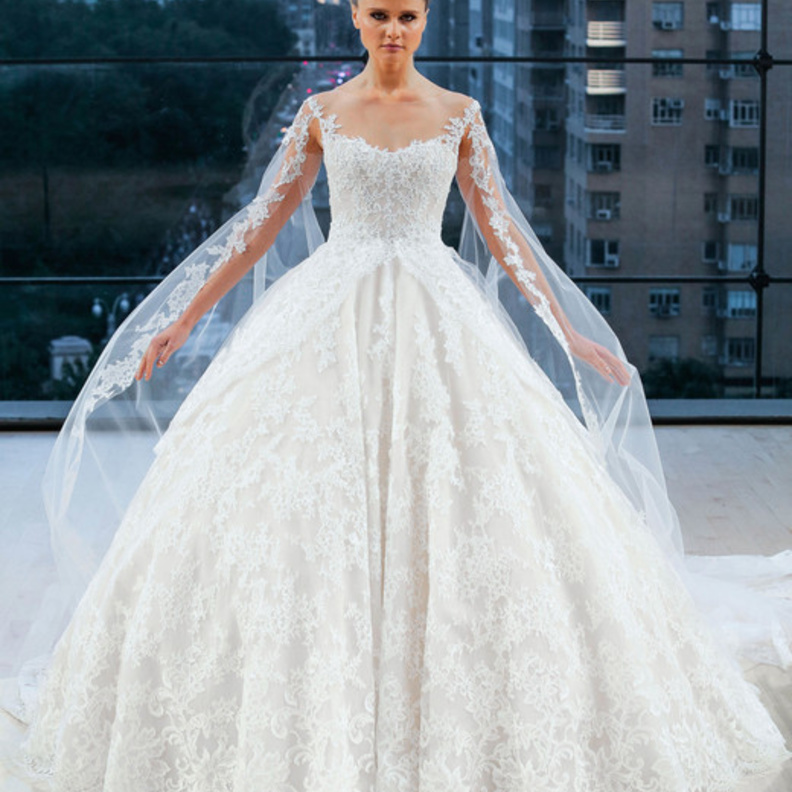 فستان زفاف مع تنورة منفوشة لإطلالة فخمة و ملكية من توقيع انيس دي سانتو Ines Di Santo