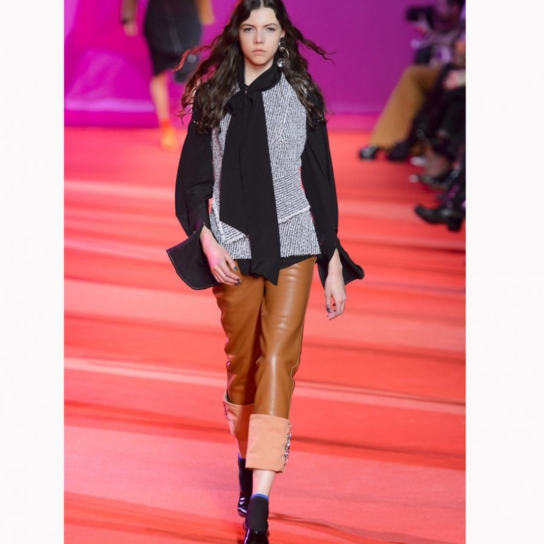 من الإطلالات اليومية الأكثر رواجاً، اختاري التصاميم الفضفاضة من فيليب ليم